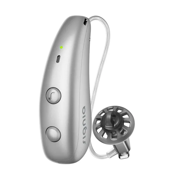 Aide auditive Signia Pure Charge&Go MaX, contour à écouteur déporté rechargeable, coloris argent, vue de trois quarts avec son écouteur et son dôme