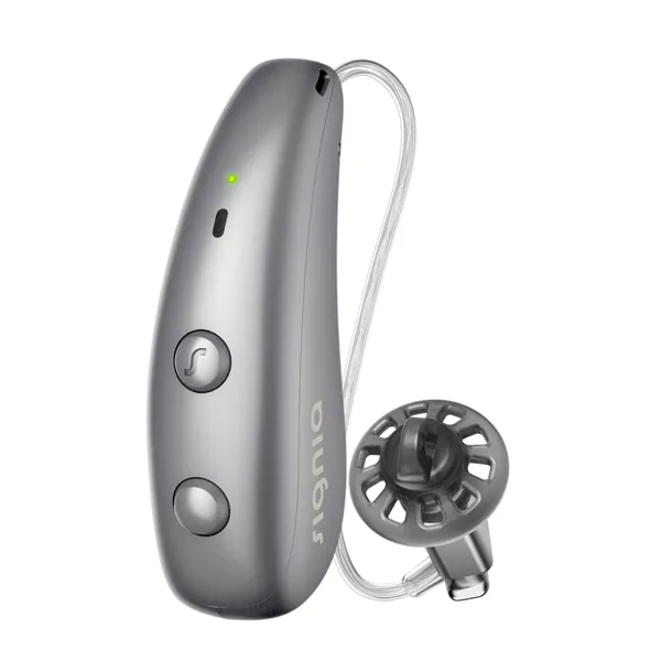 Aide auditive Signia Pure Charge&Go MaX, contour à écouteur déporté rechargeable, coloris gris titane, vue de trois quarts avec son écouteur et son dôme