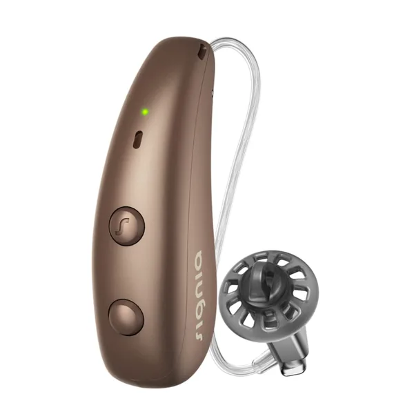 Aide auditive Signia Pure Charge&Go MaX, contour à écouteur déporté rechargeable, coloris brun châtaigne, vue de trois quarts avec son écouteur et son dôme