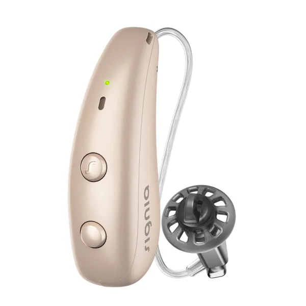 Aide auditive Signia Pure Charge&Go MaX, contour à écouteur déporté rechargeable, coloris beige, vue de trois quarts avec son écouteur et son dôme
